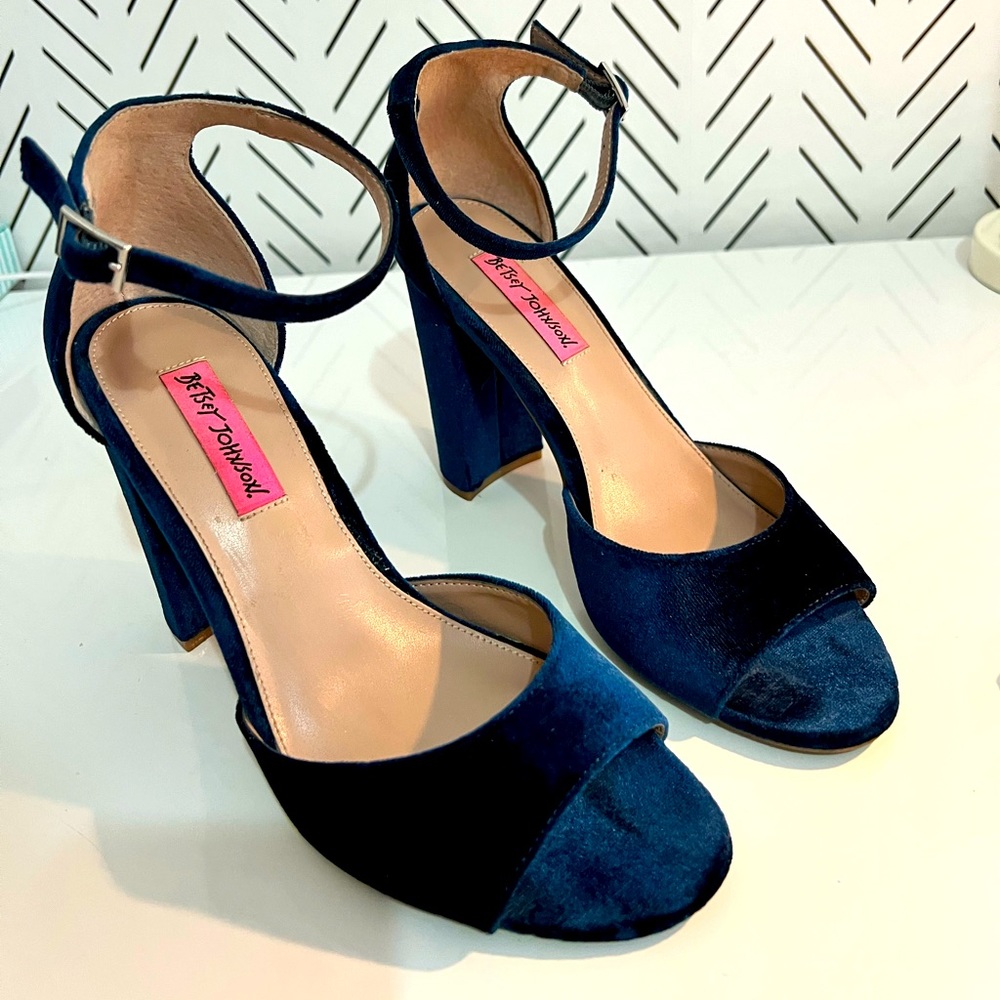 Betsey Johnson Jess Sandal velvet deep green size 8